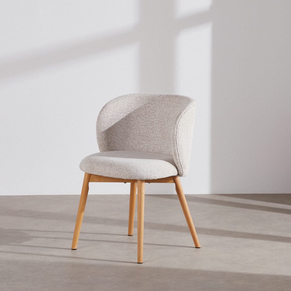 Chaise en tissu polyester écru et bois de hêtre