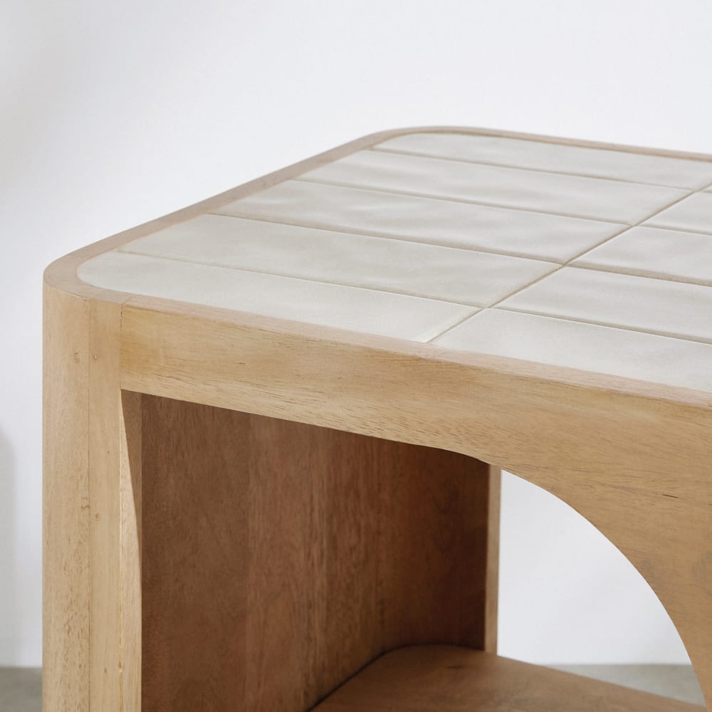 Table de chevet en bois de manguier et plateau en céramique effet zellige écru L40 — vue 4