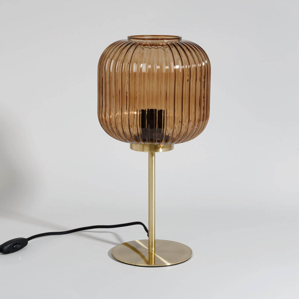 Lampe dorée et abat-jour en verre strié marron