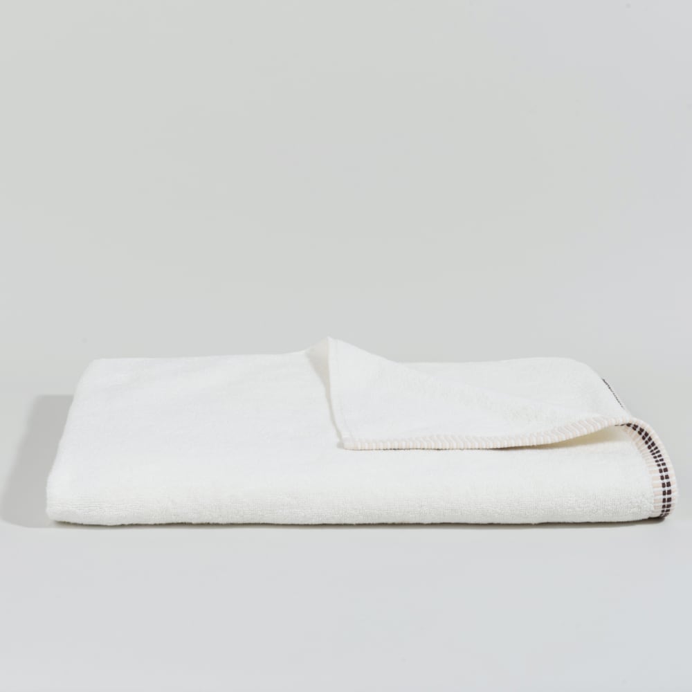 Drap de bain en coton bio écru et bordures brodées 100x150