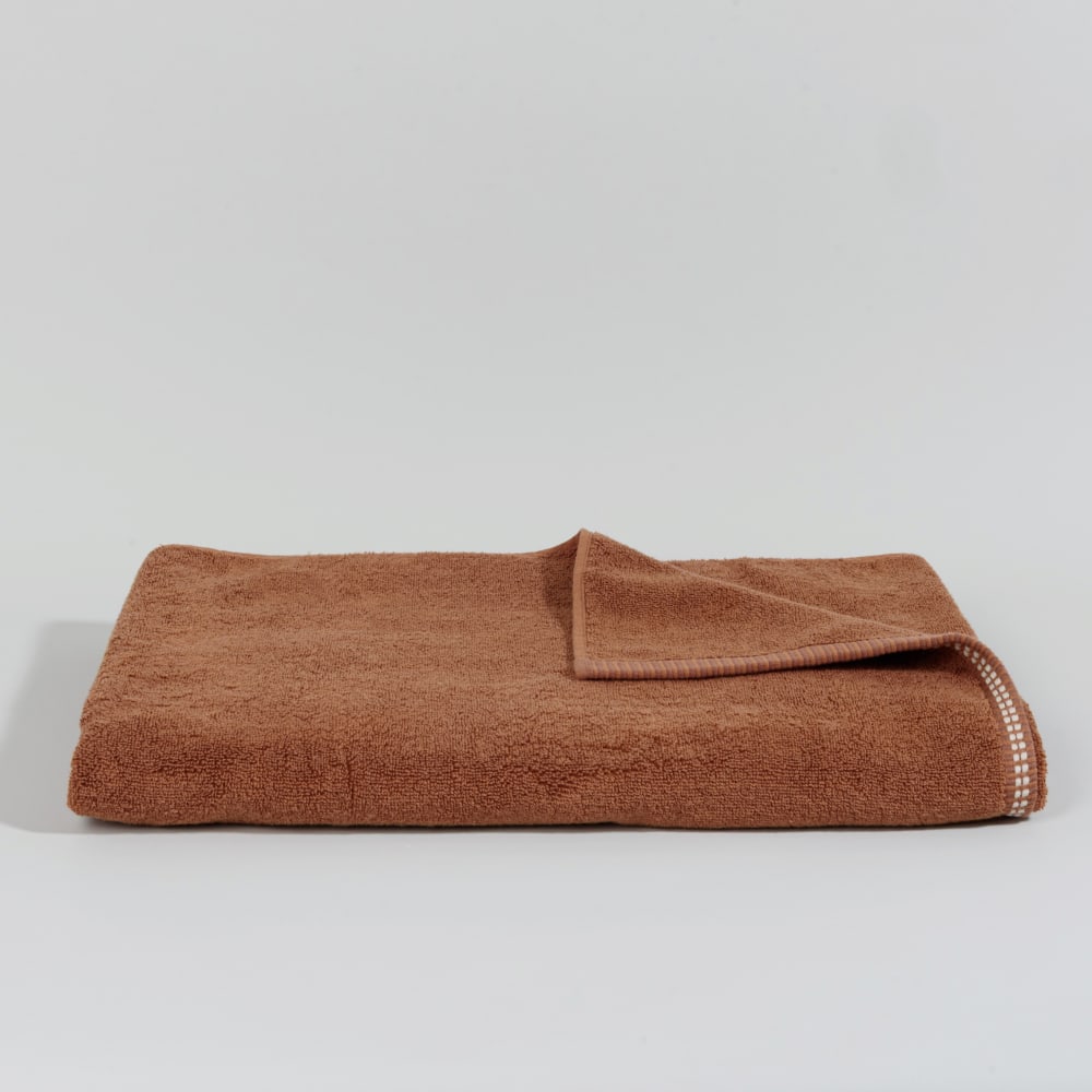 Drap de bain en coton bio marron noisette et bordures brodées 100x150