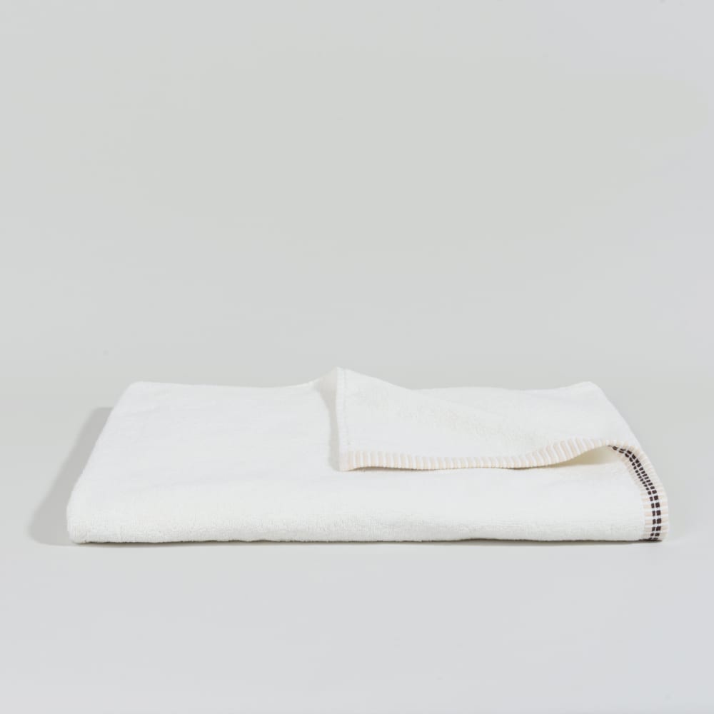 Serviette de bain en coton bio écru et bordures brodées 70x140