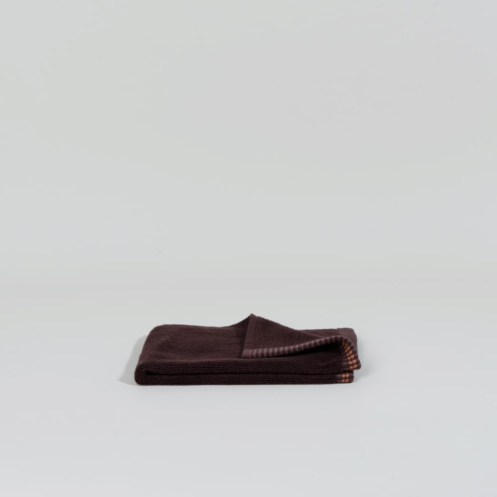 Essuie-mains en coton bio marron chocolat et bordures brodées 30x50