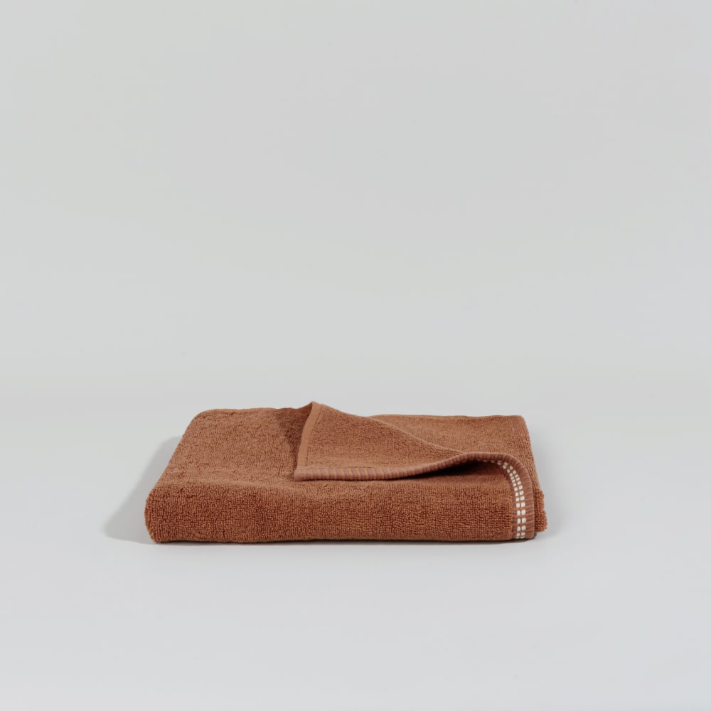 Serviette de toilette en coton bio marron noisette et bordures brodées 50x90