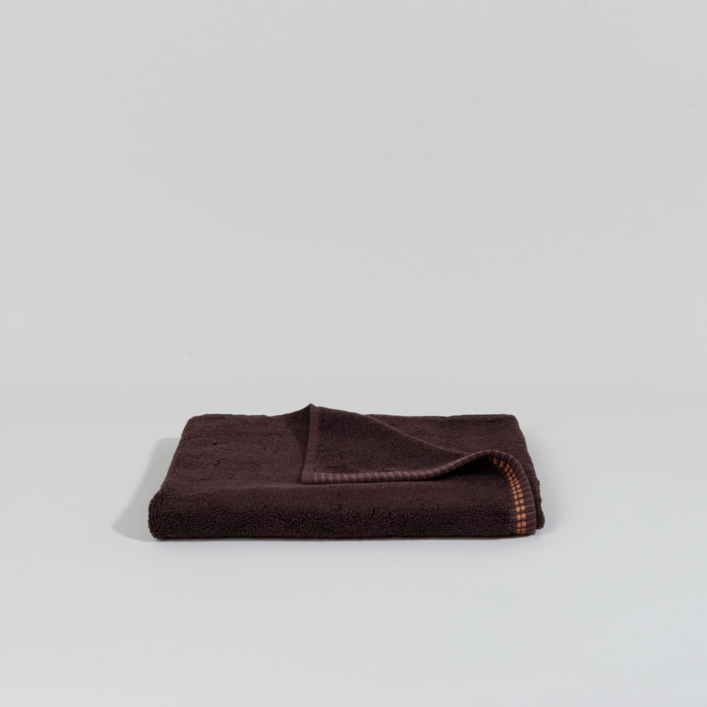 Serviette de toilette en coton bio marron chocolat et bordures brodées 50x90