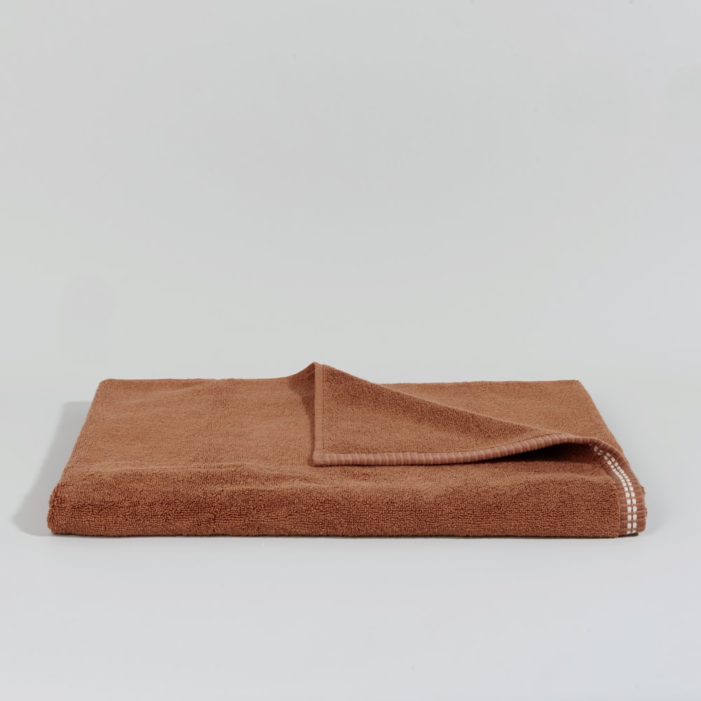 Serviette de bain en coton bio marron noisette et bordures brodées 70x140
