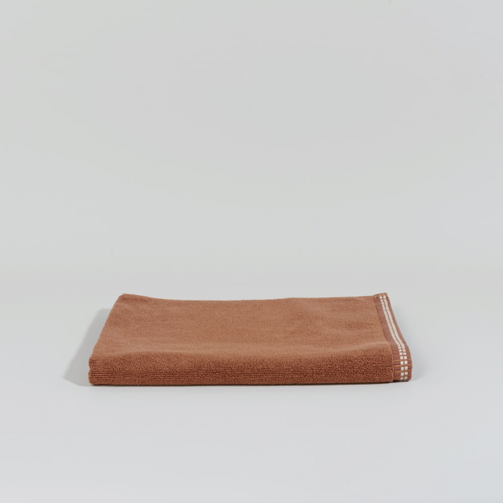 Tapis de bain en coton bio marron noisette et bordures brodées 50x70