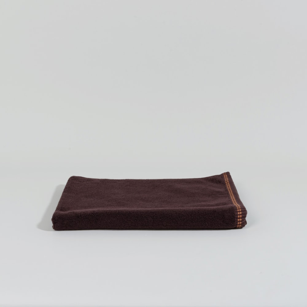 Tapis de bain en coton bio marron chocolat et bordures brodées 50x70