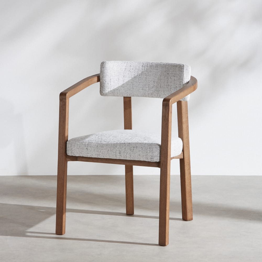 Chaise en tissu polyester écru moucheté et bois d'hévéa