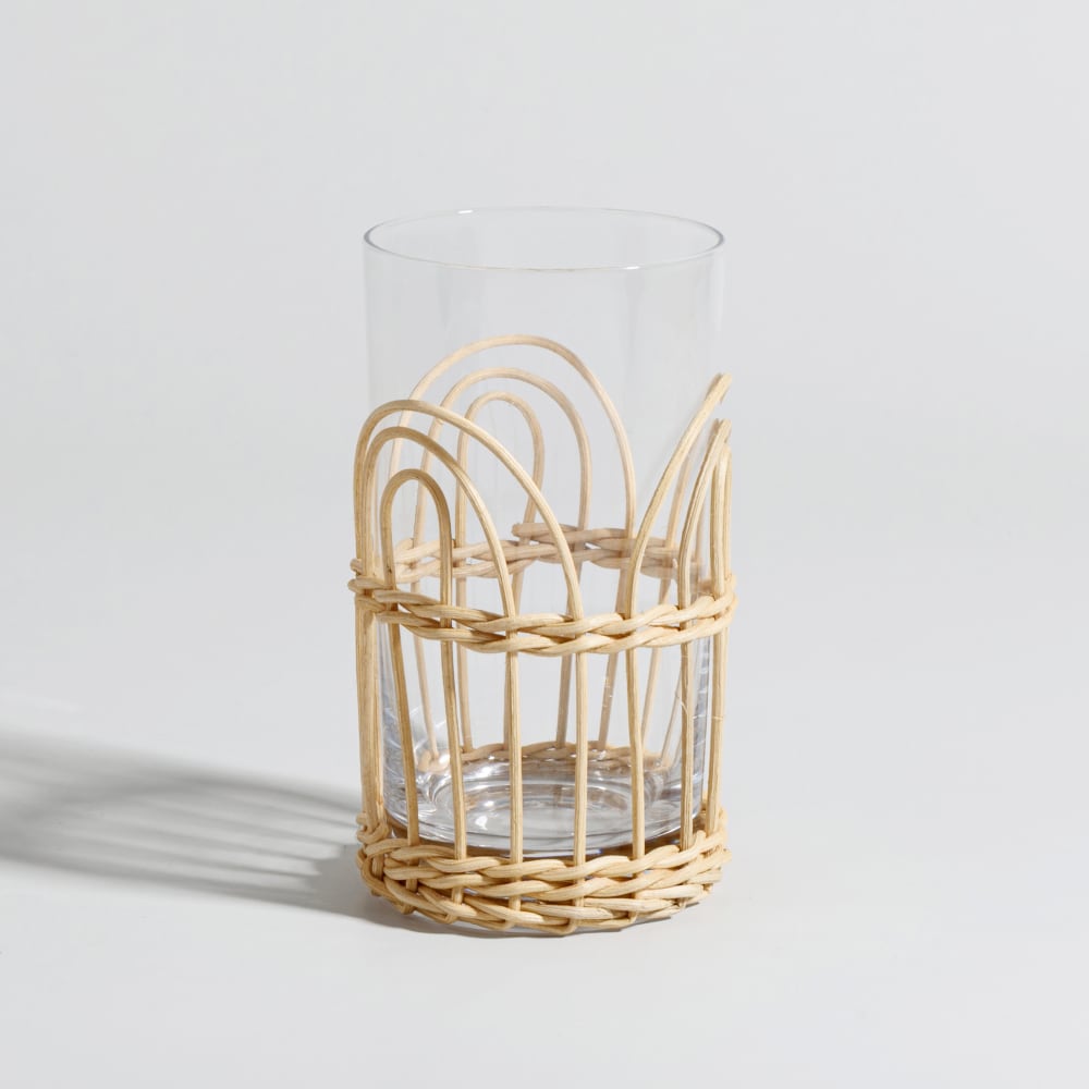 Jarra de vidrio transparente y ratán