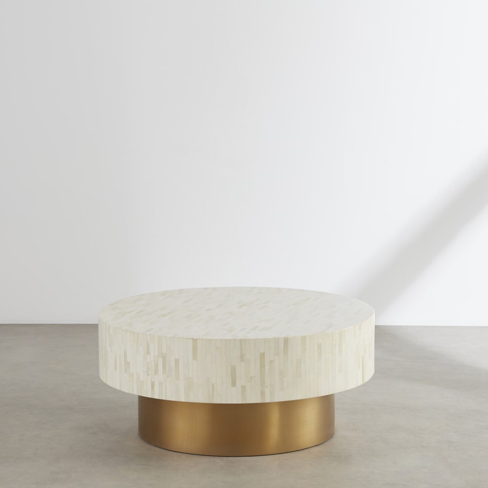 Table basse ronde en marqueterie d'os blanche et dorée D90