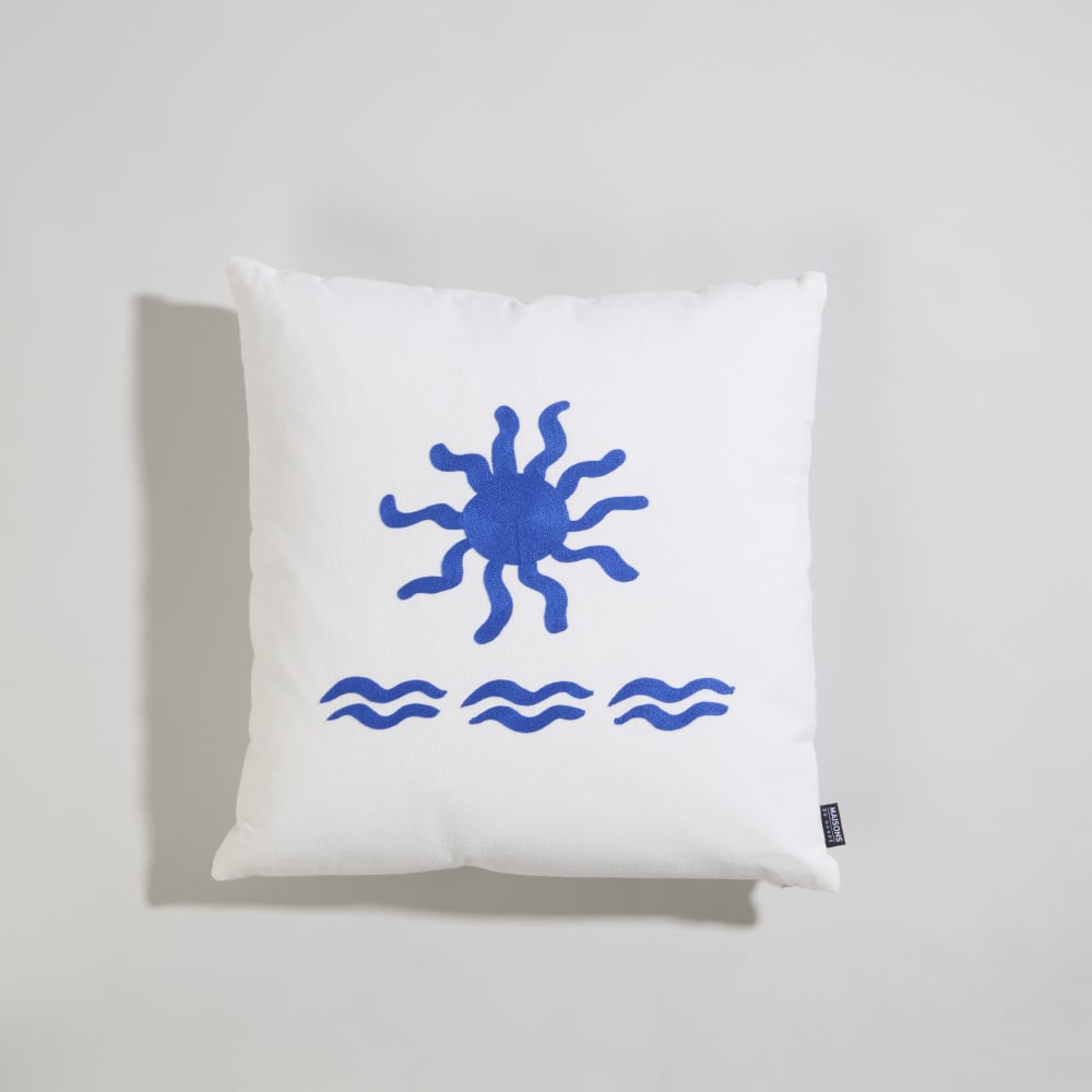 Coussin en coton et polyester blanc motif brodé bleu 45x45