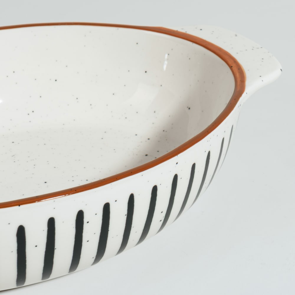 Plat à four ovale en céramique blanc cassé, noire et marron - Maisons du Monde