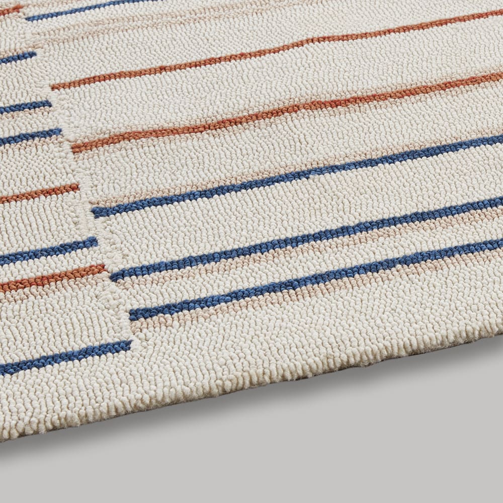 Outdoor-Teppich mit ecru-, blauen und terrakottafarbenen Mustern,