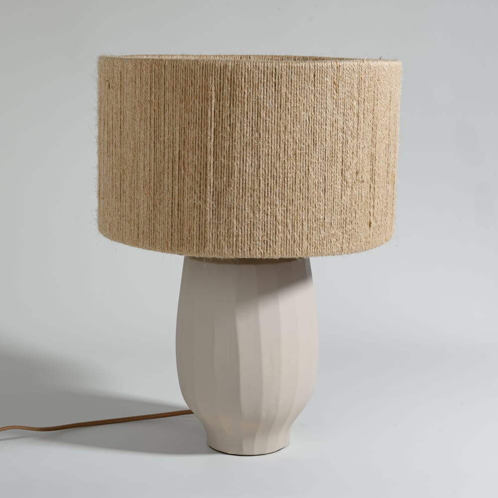 Lampe en grès beige et abat-jour en cordes de jute