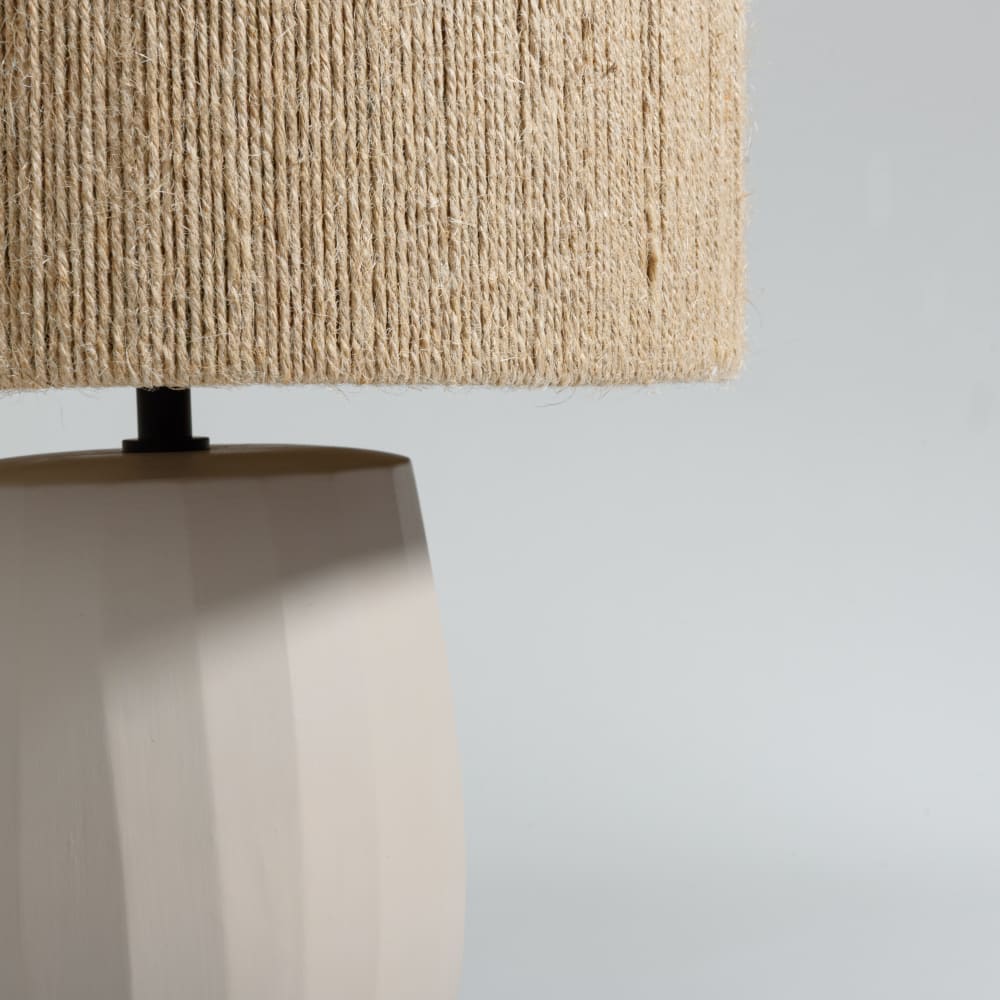 Lampe aus beigefarbenem Steinzeug mit Lampenschirm aus Jute, H 46