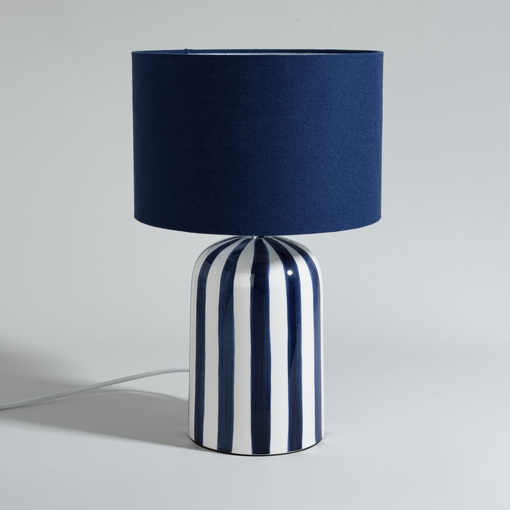 Lampe en céramique à rayures et abat-jour en polyester recyclé bleu foncé