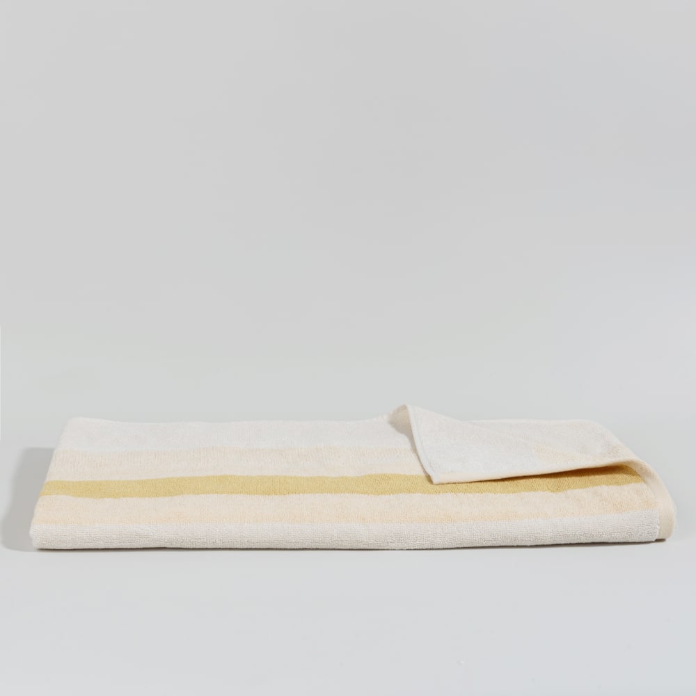 Serviette de plage en coton bio à rayures jaunes et beiges 90x180