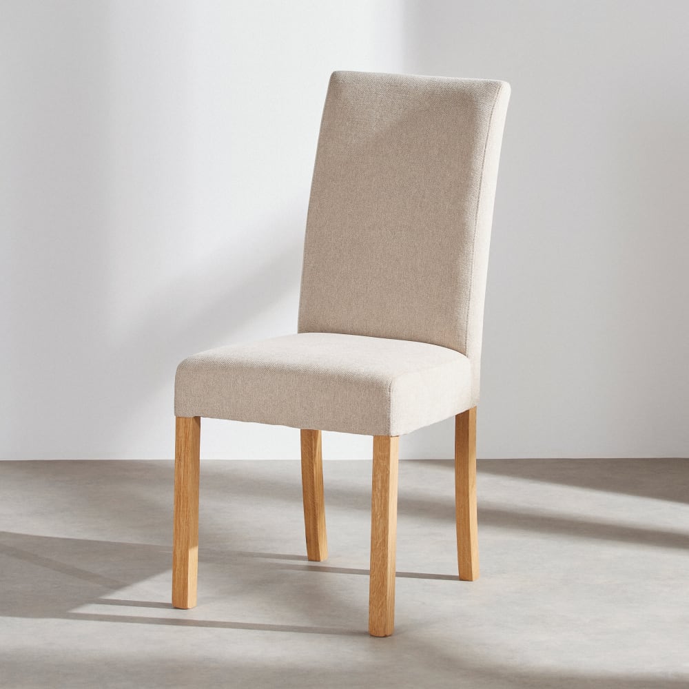 Chaise beige et pieds en bois de chêne