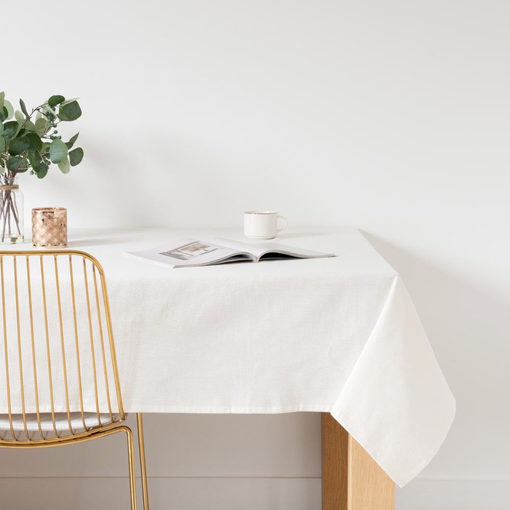 Nappe en polyester recyclé et coton tissé écru et fil lurex doré, 150x250 cm Nappe en polyester recyclé et coton tissé écru et fil lurex doré, 150x250 cm