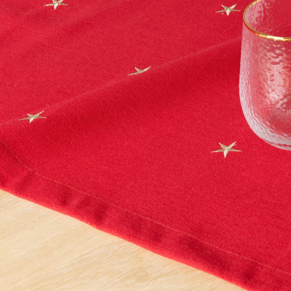 Chemin de table en polyester recyclé et coton rouge broderies étoiles dorées, 50x150 cm Chemin de table en polyester recyclé et coton rouge broderies étoiles dorées, 50x150 cm