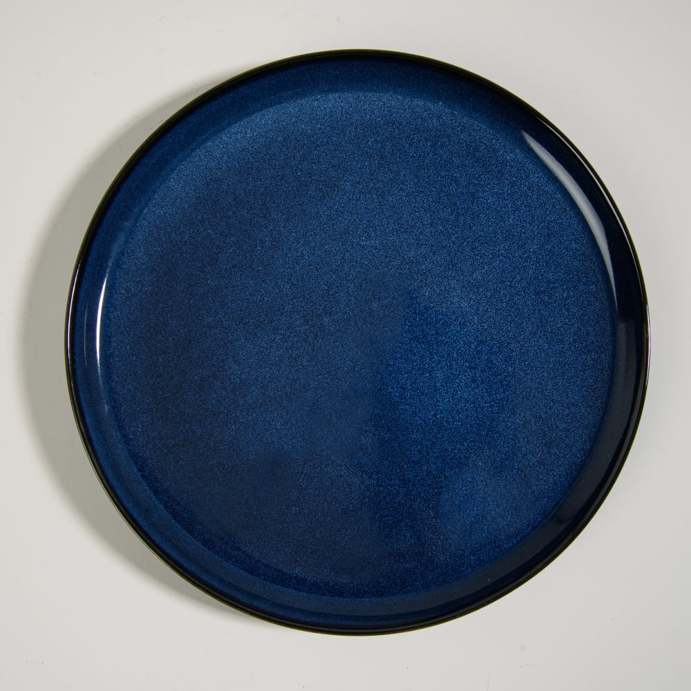 Assiette plate en céramique bleue