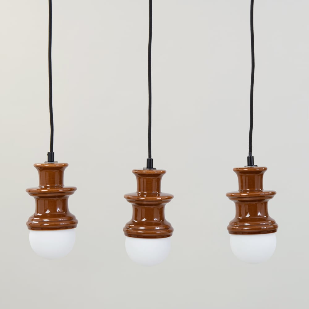 Suspension rampe en grès marron et 3 globes blancs — vue 3