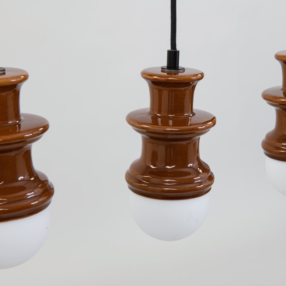 Suspension rampe en grès marron et 3 globes blancs — vue 4