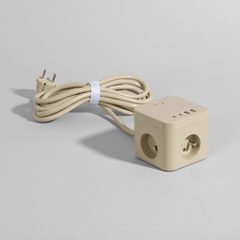 Multiprise carrée beige 2 USB-A et 2 USB-C Multiprise carrée beige 2 USB-A et 2 USB-C