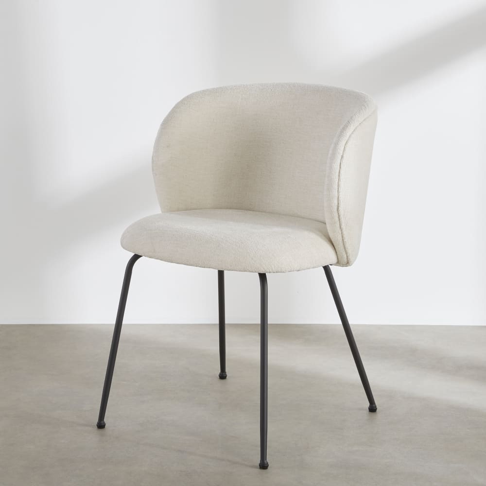 Chaise écrue et pieds en acier noir