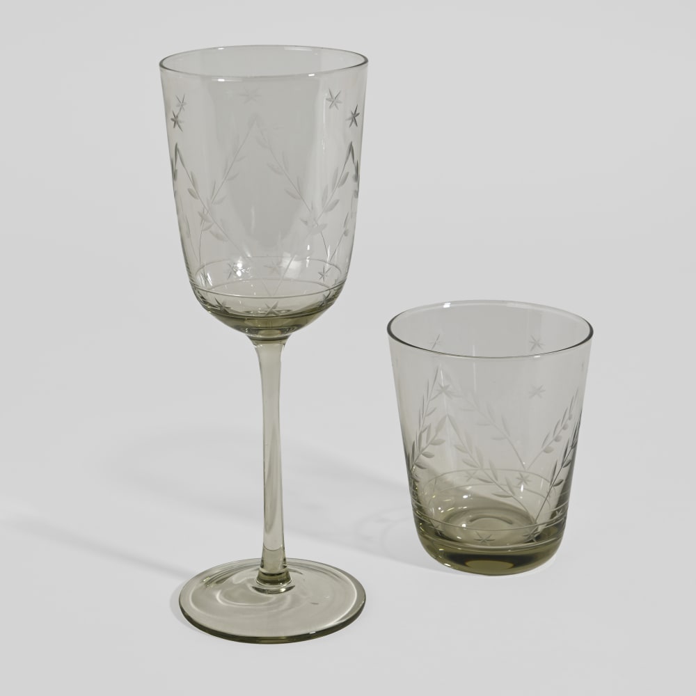 Verre à pied en verre taillé vert