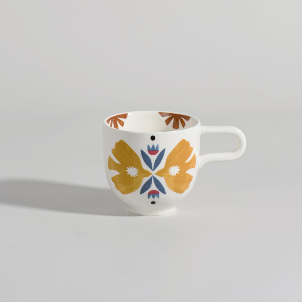 Tasse motif oiseaux en grès blanc, jaune et bleu