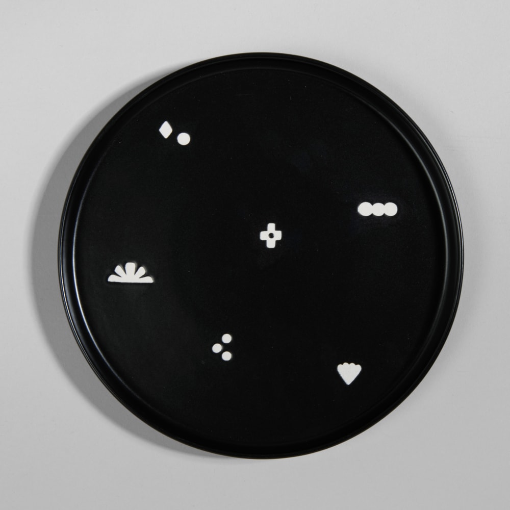 Assiette plate en grès noir à motifs Assiette plate en grès noir à motifs