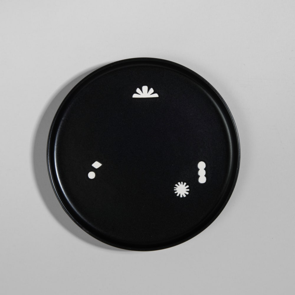 Assiette à dessert en grès noir à motifs