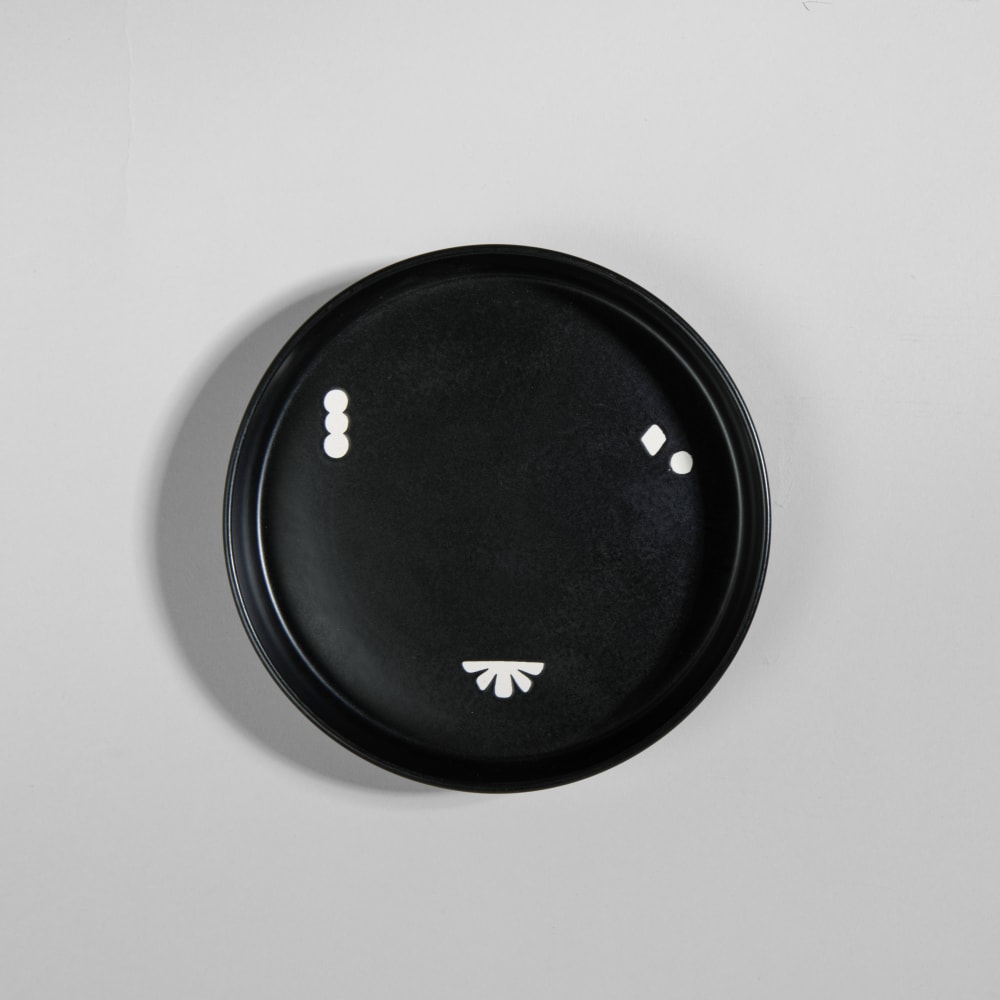 Assiette creuse en grès noir à motifs Assiette creuse en grès noir à motifs