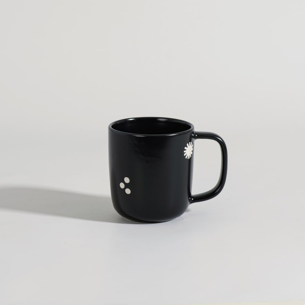 Mug en grès noir à motifs