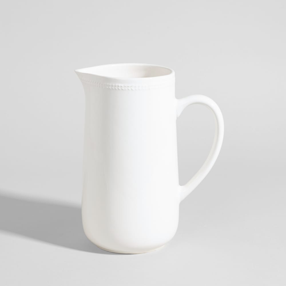Pichet en céramique blanche et liseré en relief, 1,45L Pichet en céramique blanche et liseré en relief, 1,45L