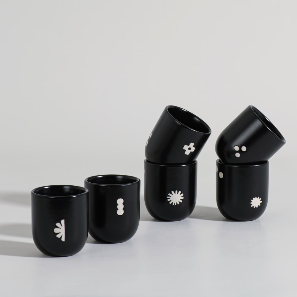 Coffret 6 tasses en grès noir à motifs