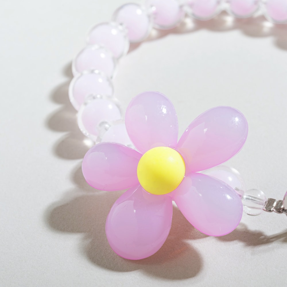 Rosa Perlen- und Blumenarmband für Handys - Maisons Du Monde
