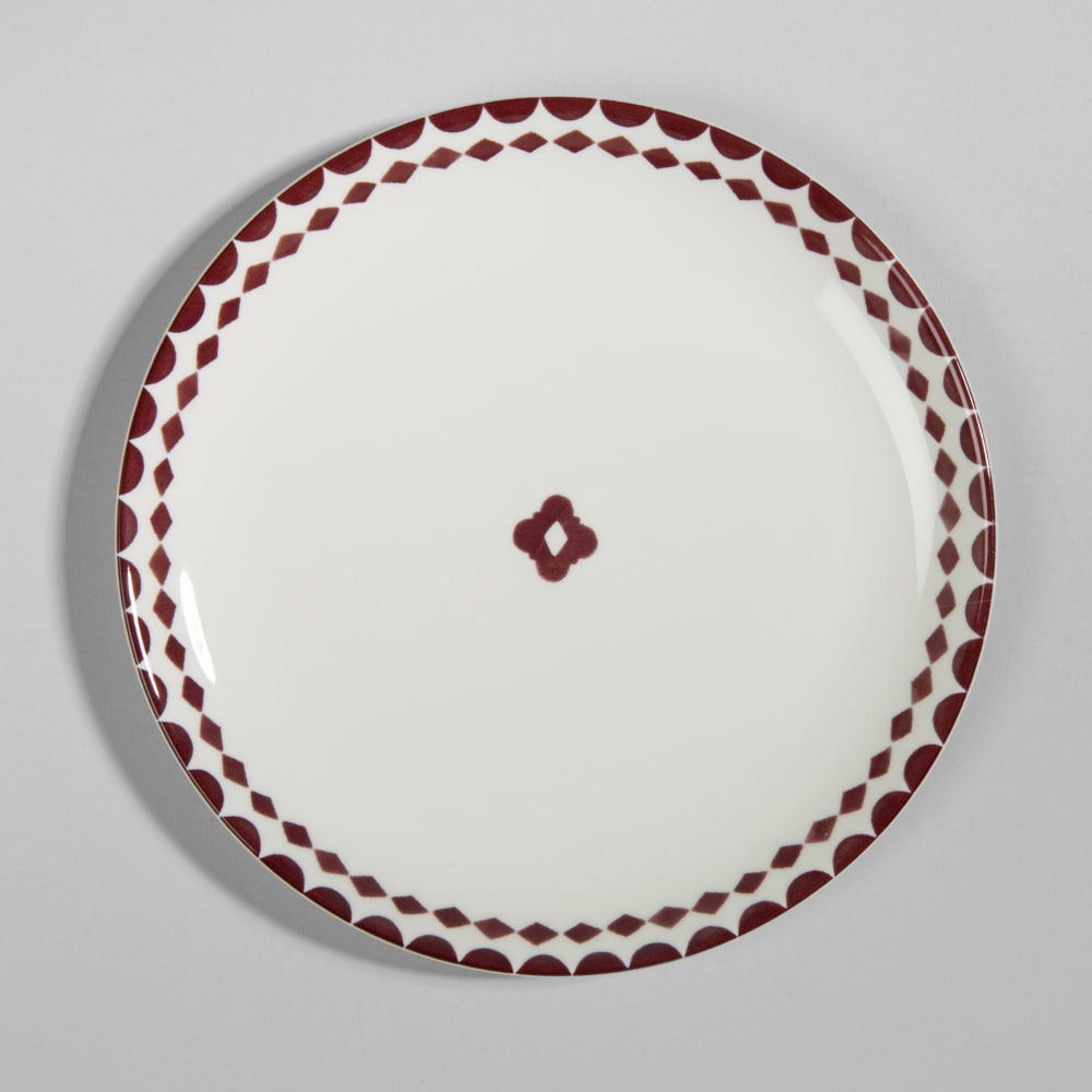 Assiette plate en céramique blanche à motifs