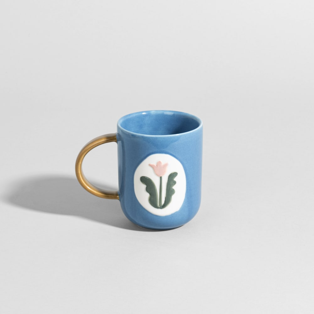 Mug en grès bleu motif fleur en relief