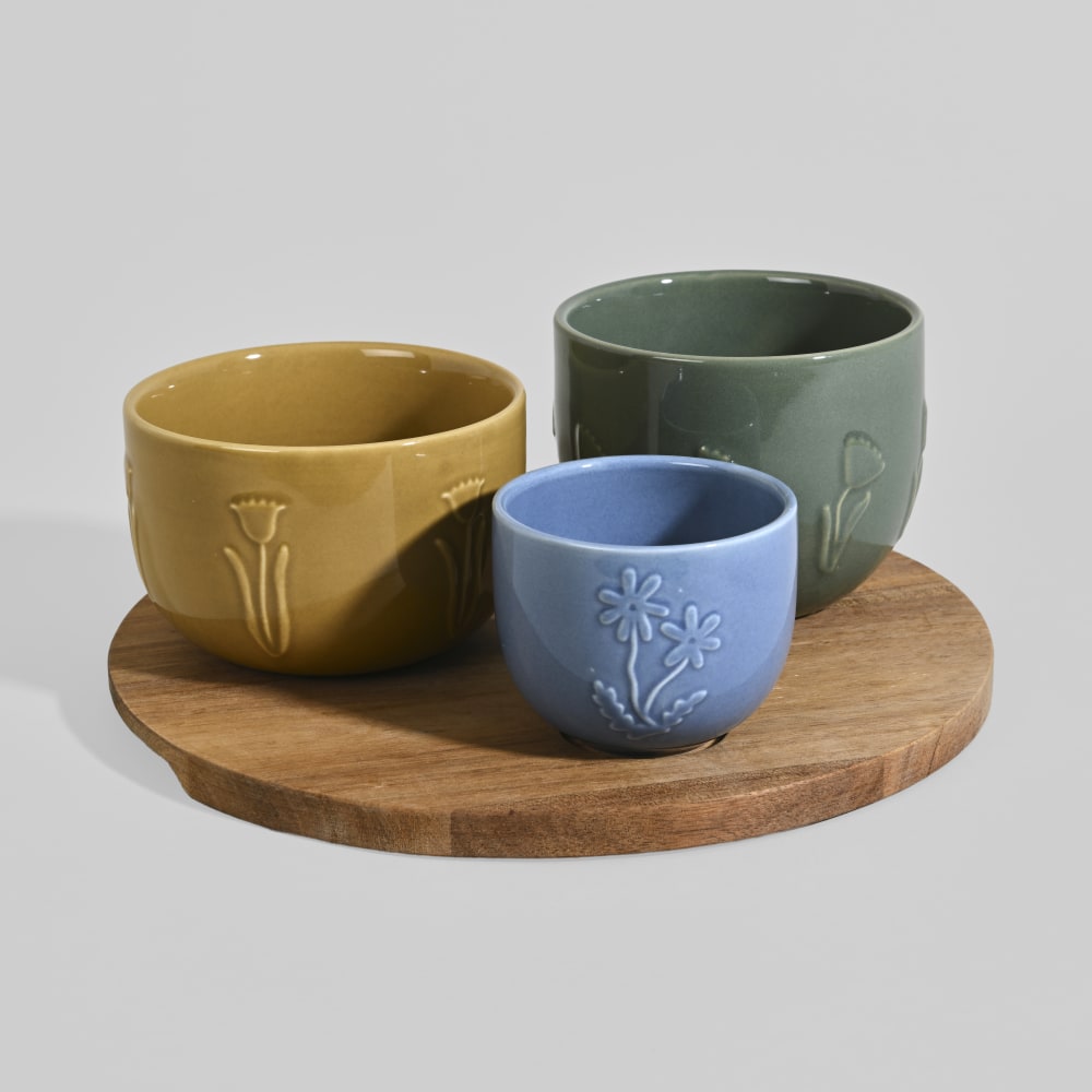 Coupelles apéritives (x3) en céramique verte, jaune, bleue et plateau en acacia