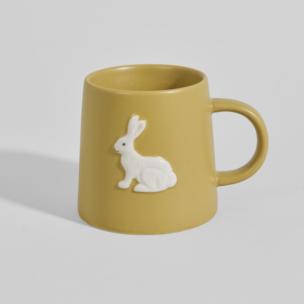 Mug en grès jaune motif lapin en relief Mug en grès jaune motif lapin en relief