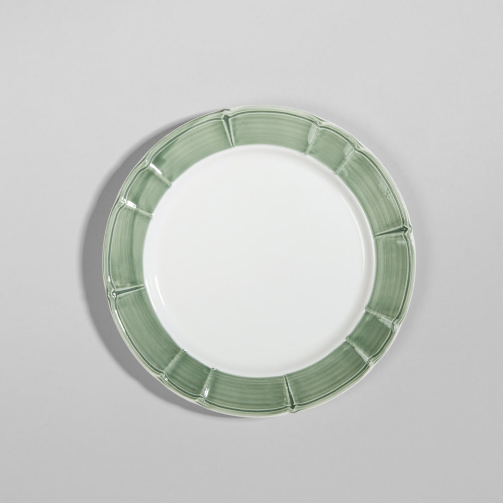 Assiette à dessert en faïence blanche et bord vert sauge