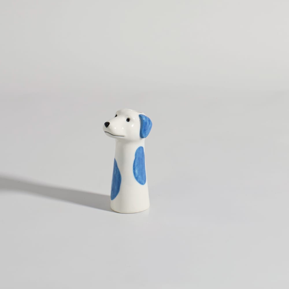 Vase chien en faïence blanche et bleue, H12 cm