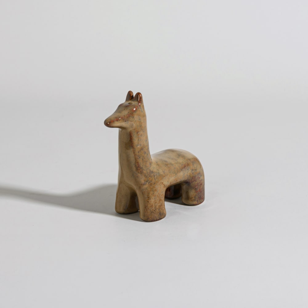 Lamafigur aus beigefarbenem und braunem Sandstein, H 12 cm -