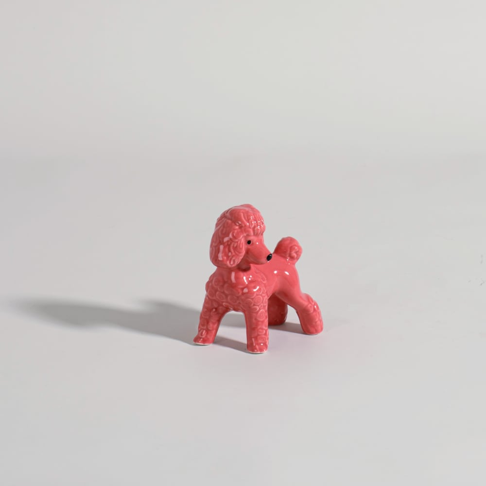 Statuette chien en porcelaine rose, H10 cm — Beyit