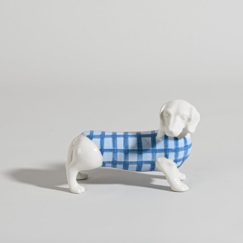 Statuette teckel en faïence blanche motif vichy bleu, H10 cm — Beyit