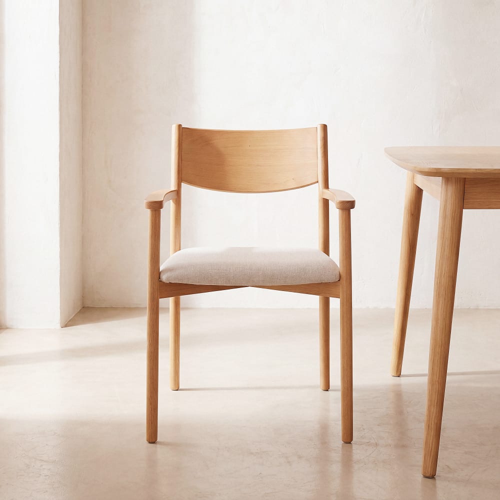 Fauteuil de table écru et pieds en bois de hêtre massif clair Fauteuil de table écru et pieds en bois de hêtre massif clair
