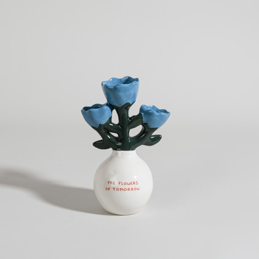 Statuette vase et bouquet en faïence blanche, bleue et verte, H20 cm — Beyit